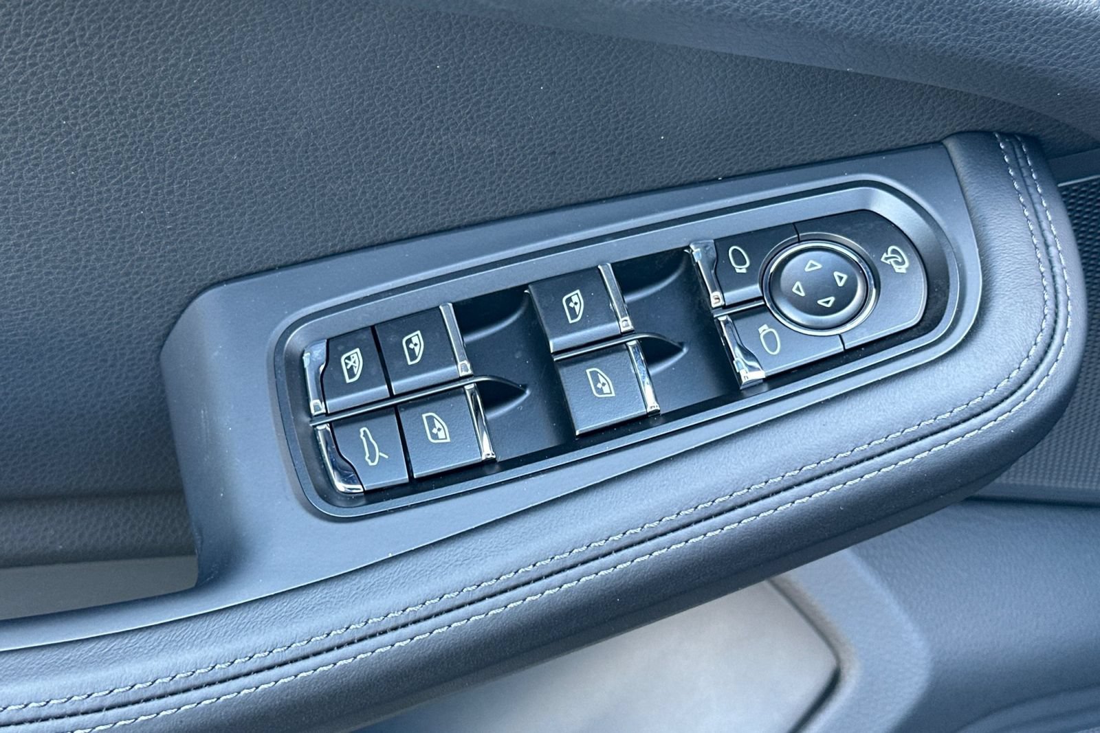 New 2026 Porsche Macan AWD/4WD image 13