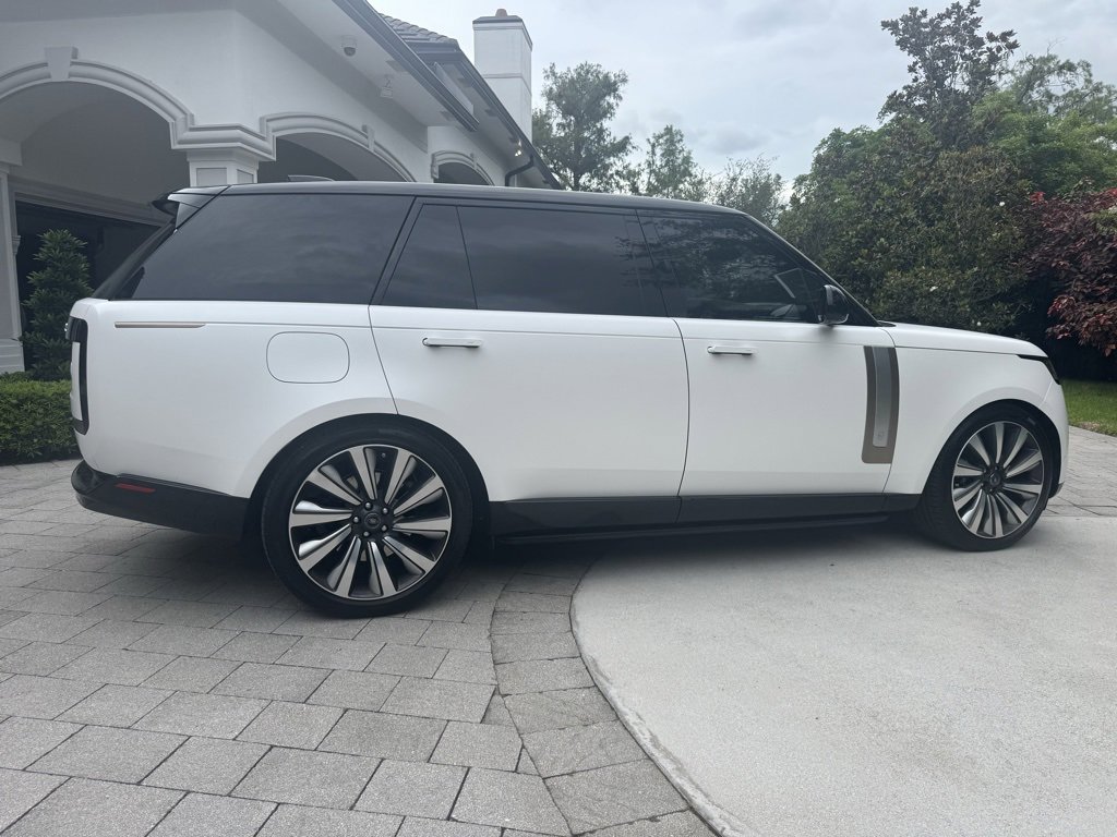 Used 2025 Land Rover Range Rover SV image 13