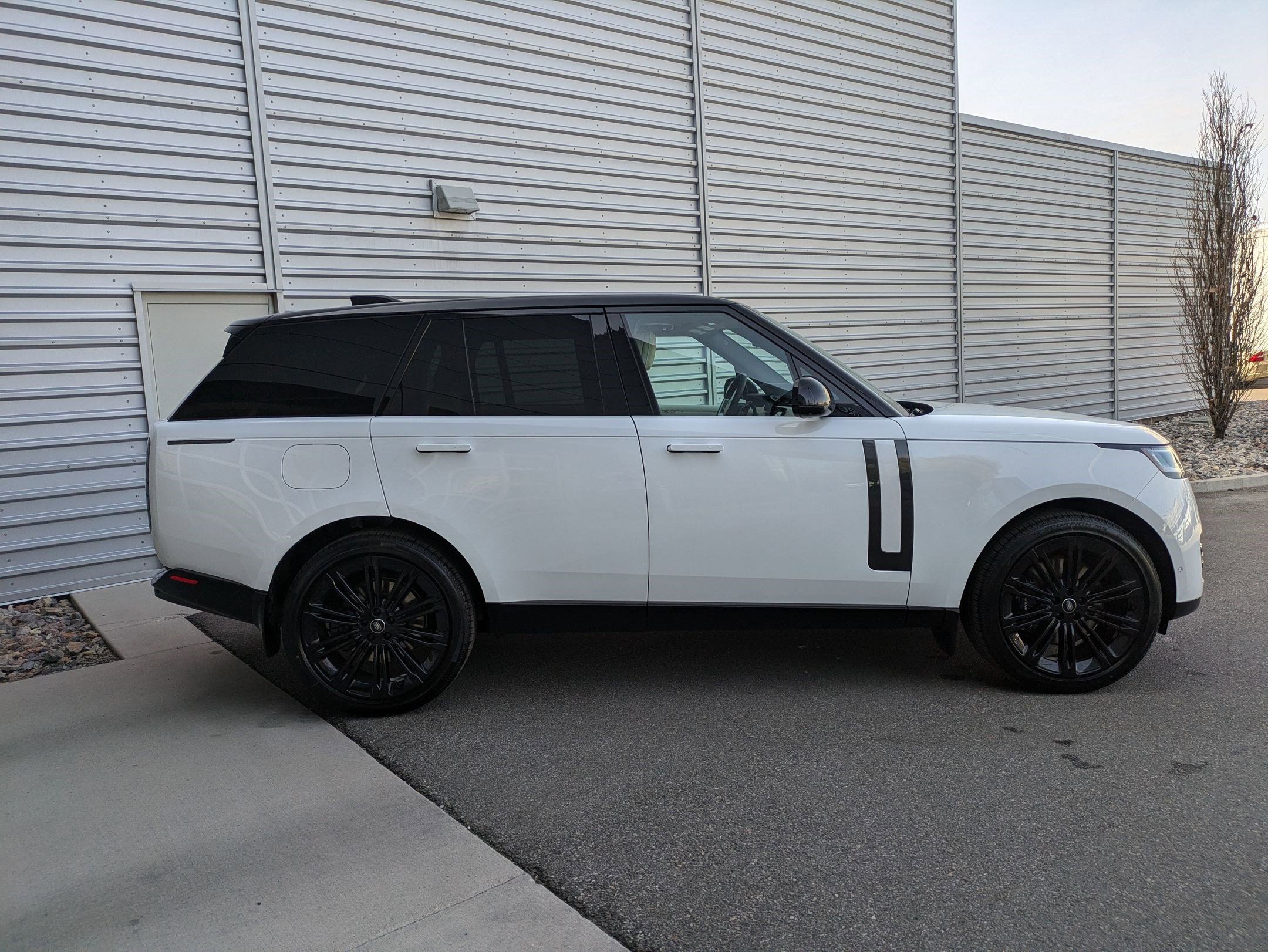 New 2025 Land Rover Range Rover SE image 6