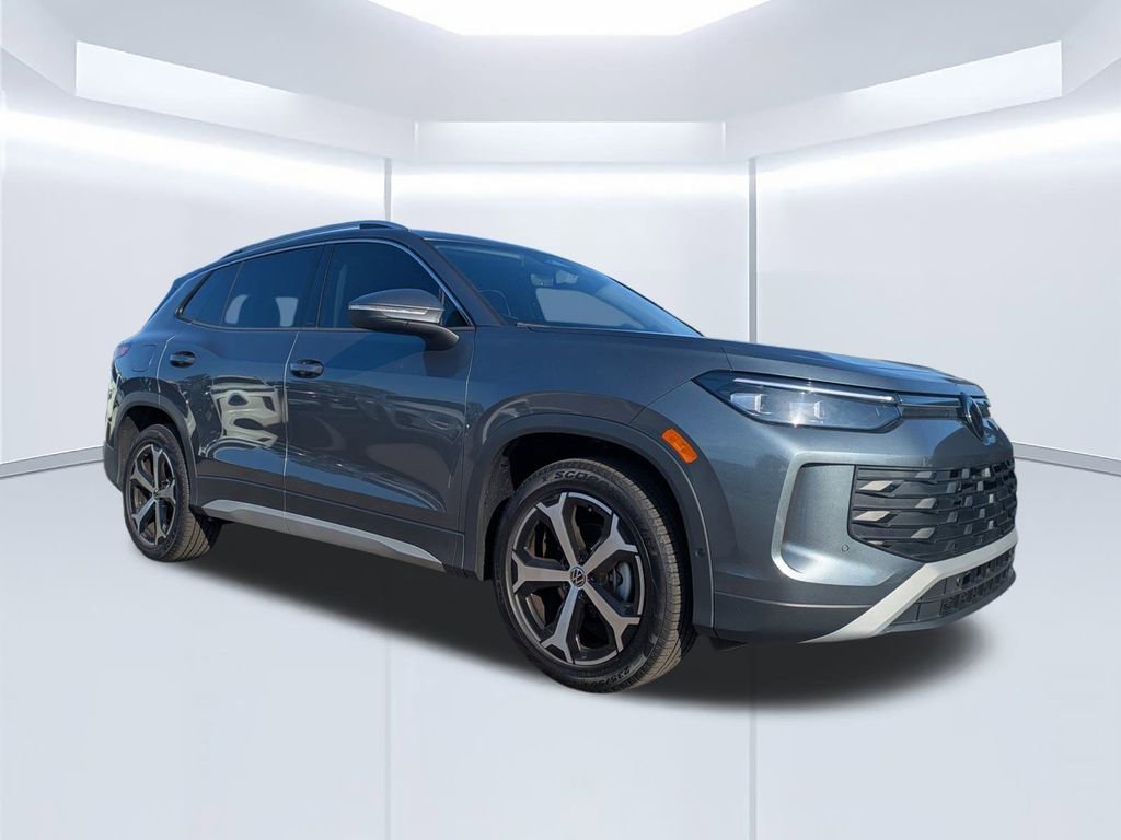 Used 2025 Volkswagen Tiguan SE image 1