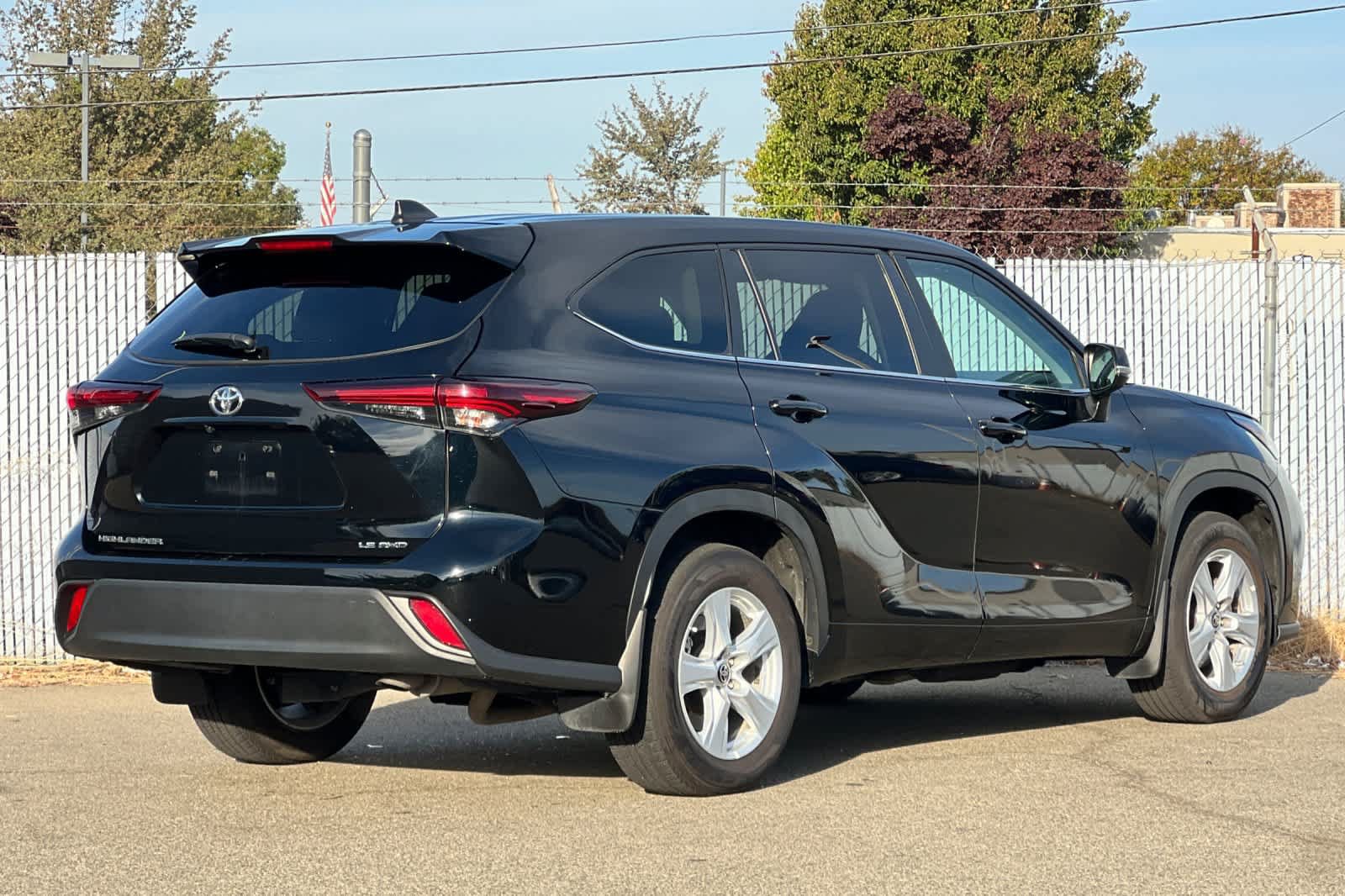 Used 2024 Toyota Highlander LE AWD/4WD image 3