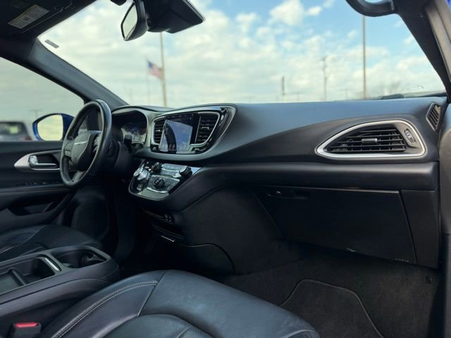 Used 2020 Chrysler Pacifica Touring-L w/ Advanced Safetytec Group image 17