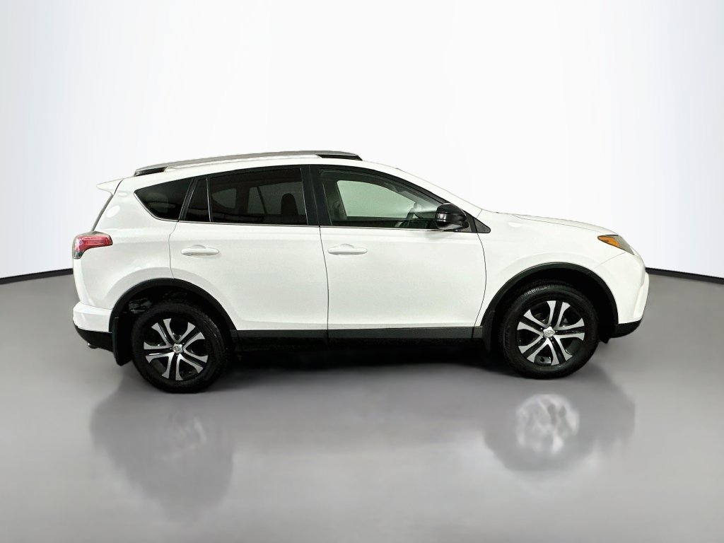Used 2018 Toyota RAV4 LE FWD image 4