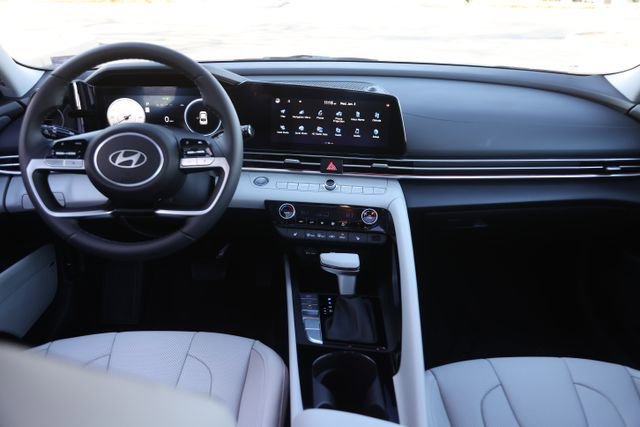 New 2025 Hyundai Elantra Limited image 10