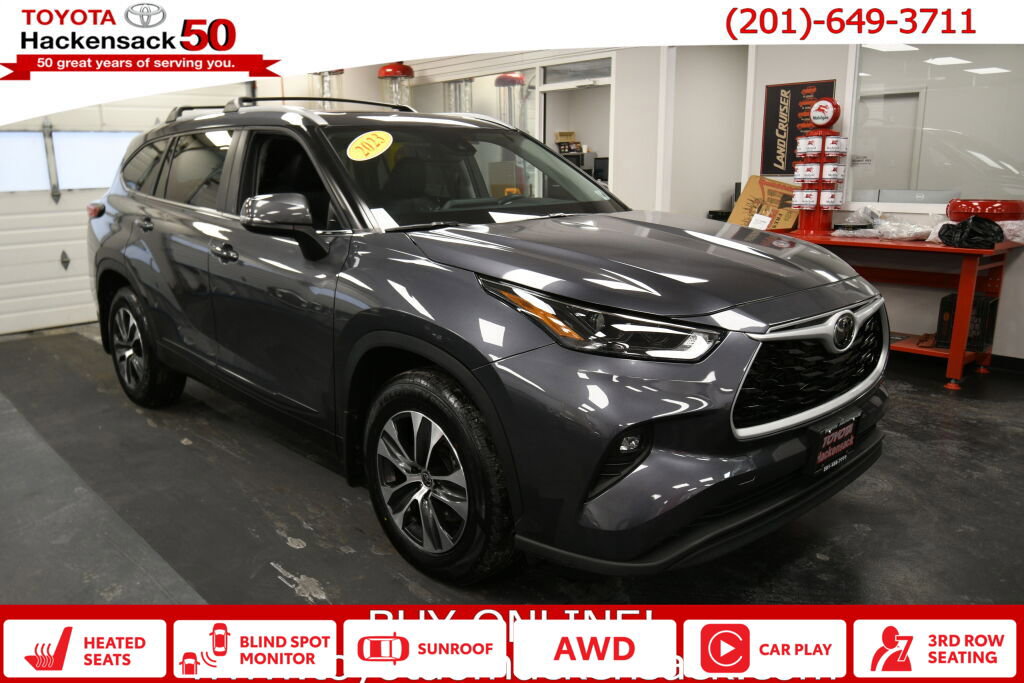 Certified 2023 Toyota Highlander XLE image 1