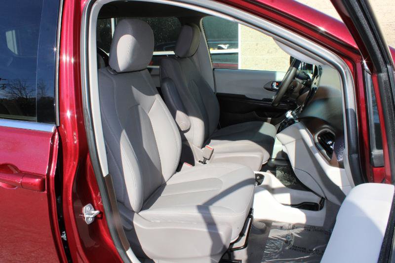 Used 2021 Chrysler Voyager LX image 11