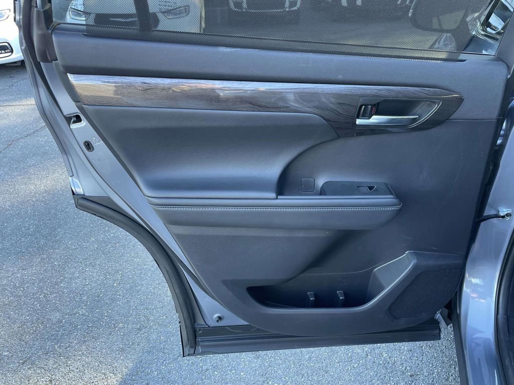 Used 2022 Toyota Highlander Platinum image 19