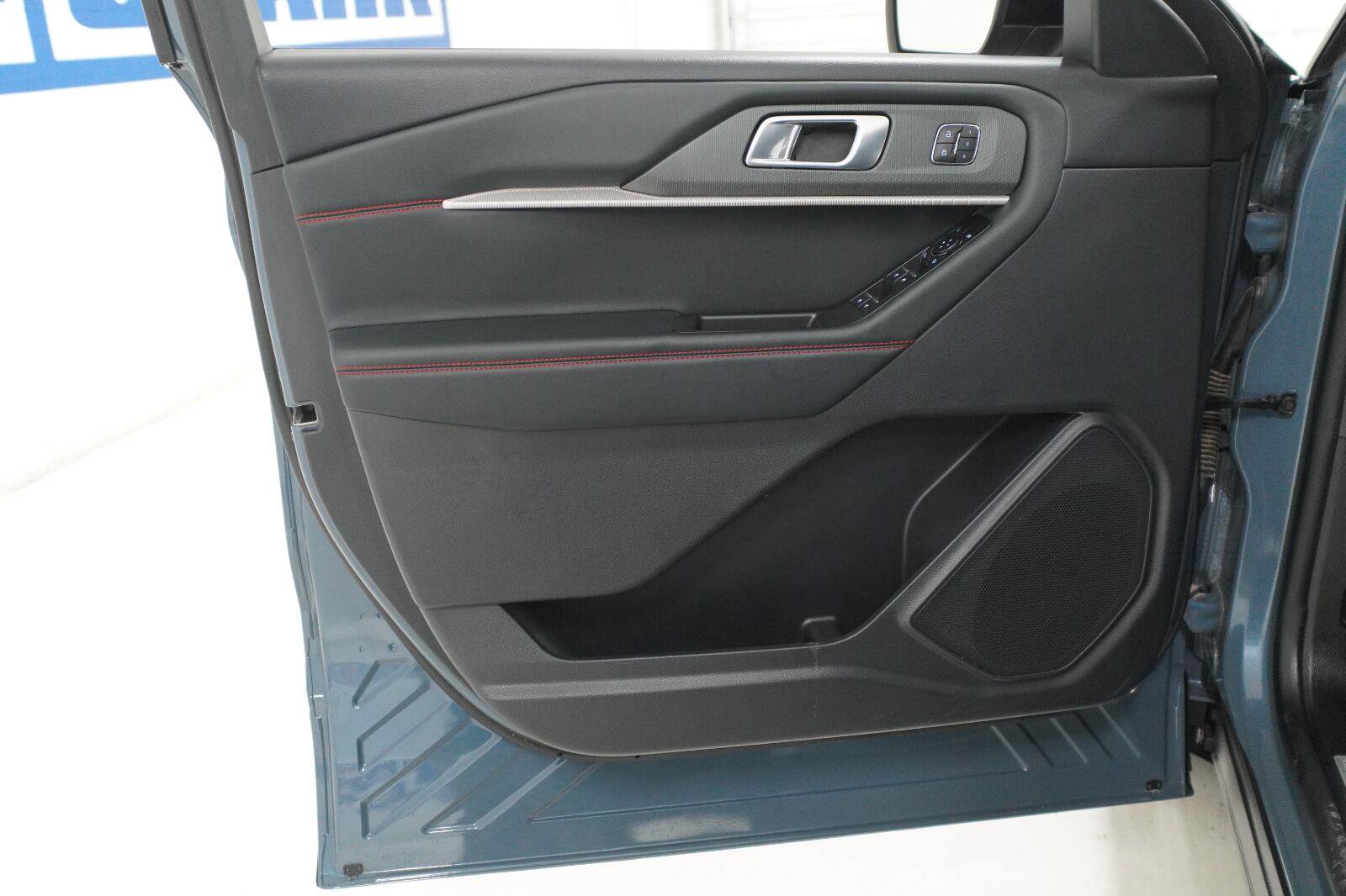 Used 2025 Ford Explorer ST-Line w/ Premium Package RWD image 21