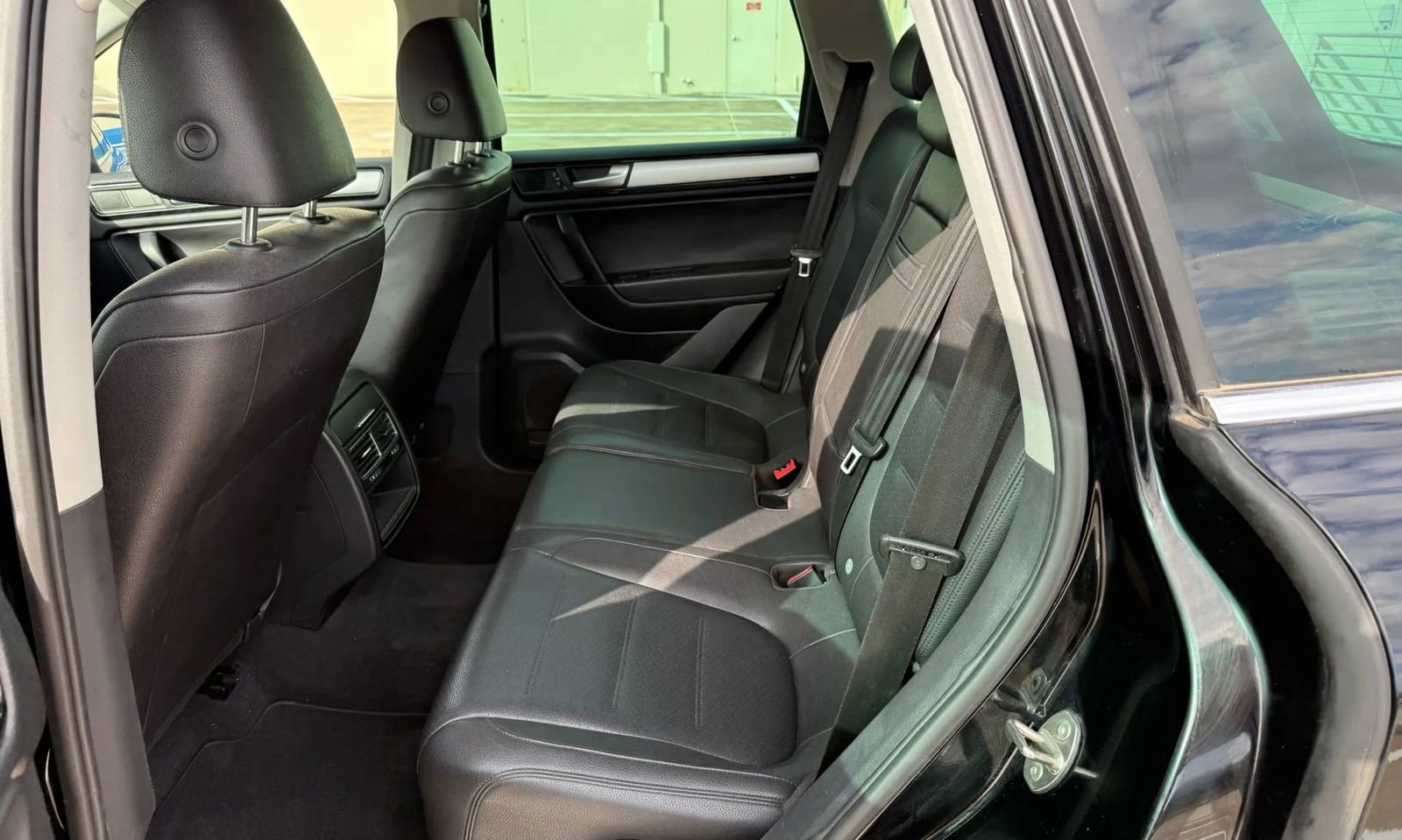 Used 2012 Volkswagen Touareg VR6 image 17