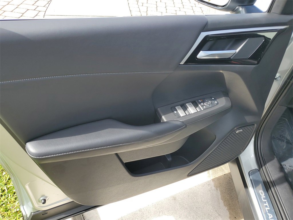 New 2025 Mitsubishi Outlander SE image 18