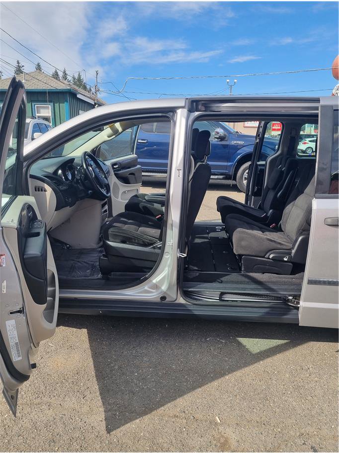 Used 2016 Dodge Grand Caravan American Value Package w/ UConnect Hands-Free Group FWD image 9