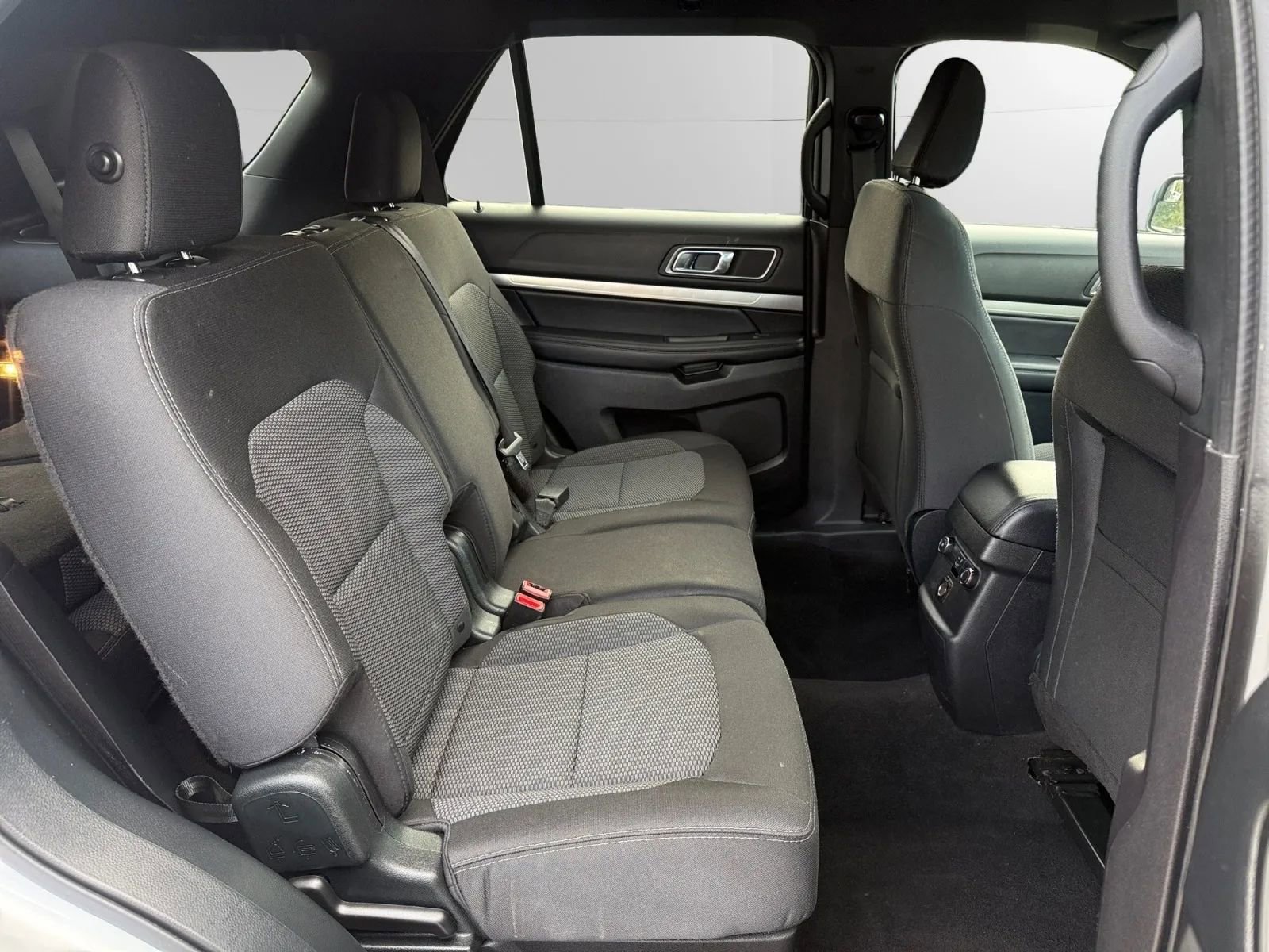 Used 2019 Ford Explorer XLT image 17