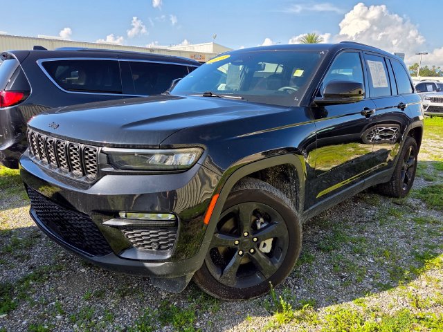 Used 2025 Jeep Grand Cherokee Limited w/ Luxury Tech Group II AWD/4WD image 2
