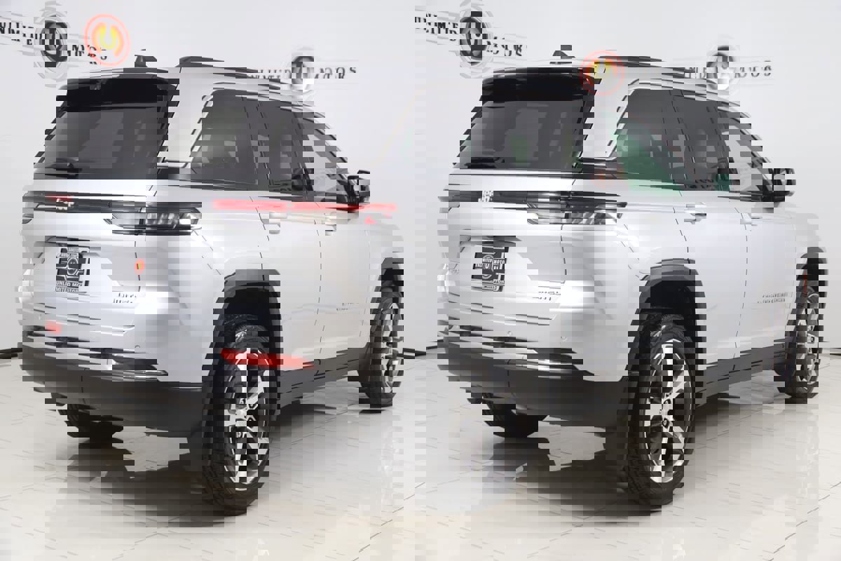 Used 2024 Jeep Grand Cherokee Limited w/ Luxury Tech Group II image 3