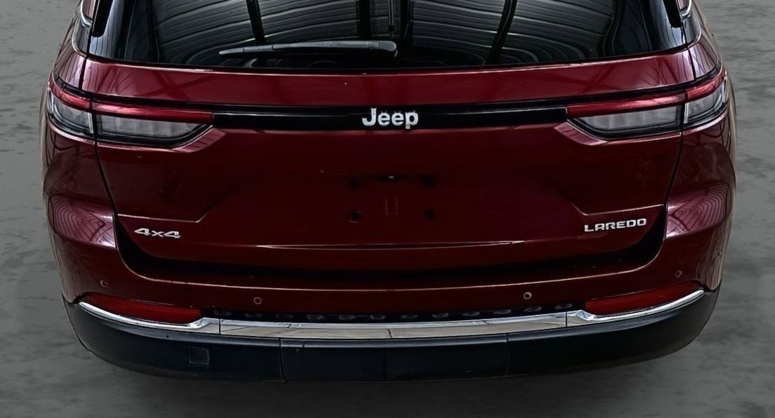 Used 2024 Jeep Grand Cherokee Laredo image 11