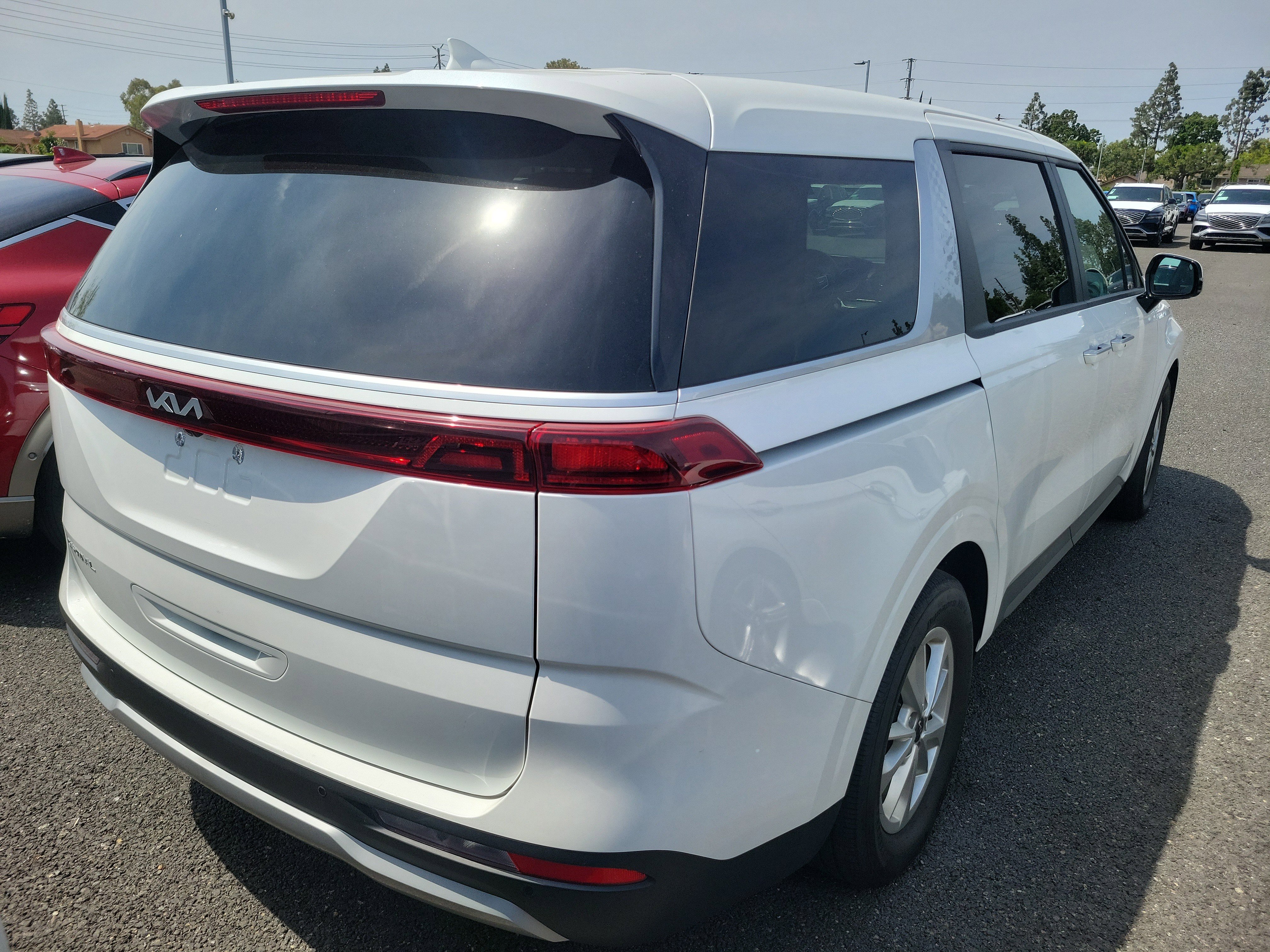 Used 2024 Kia Carnival LX image 3