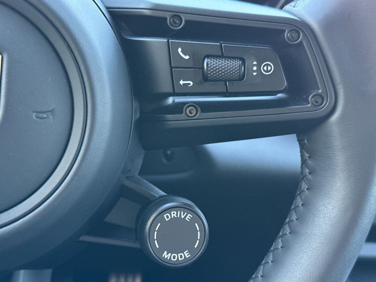 Used 2025 Porsche Macan 4 Electric image 30