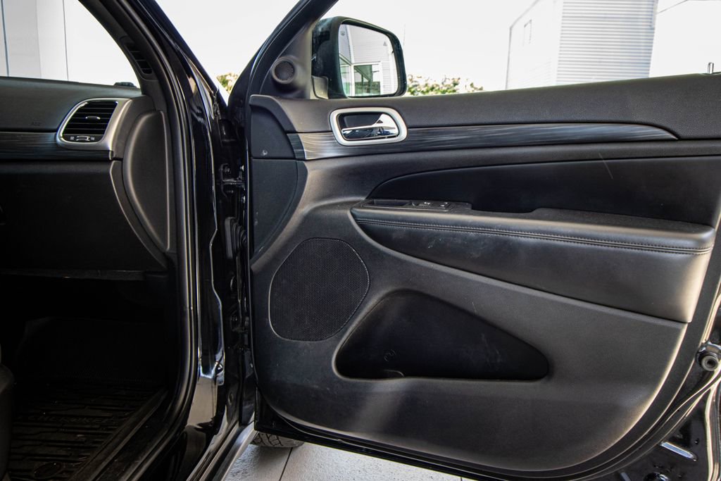 Used 2020 Jeep Grand Cherokee Laredo w/ Security & Convenience Group image 17