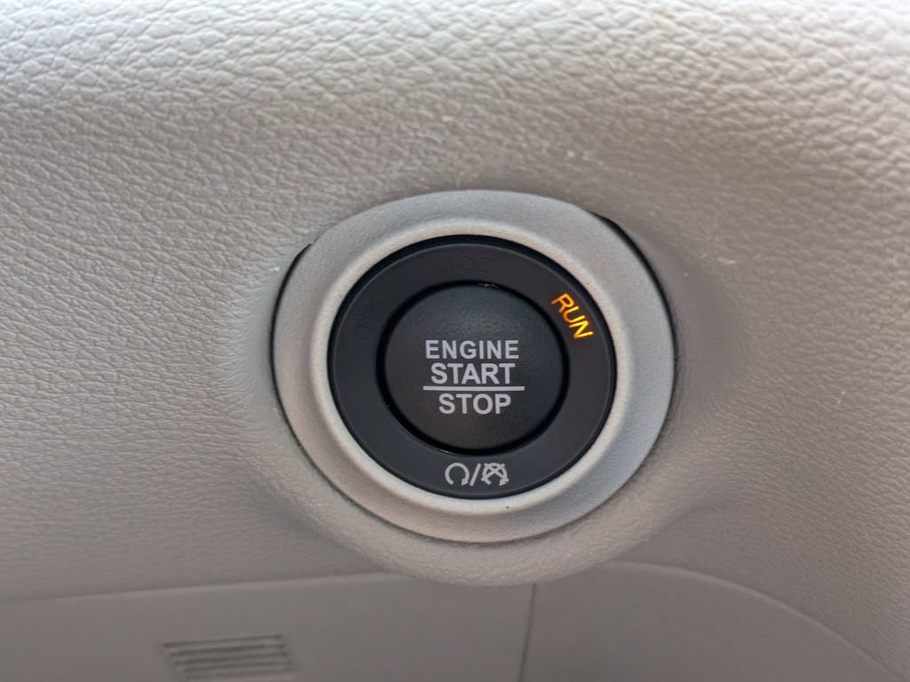 Used 2024 Chrysler Pacifica Touring-L FWD image 28