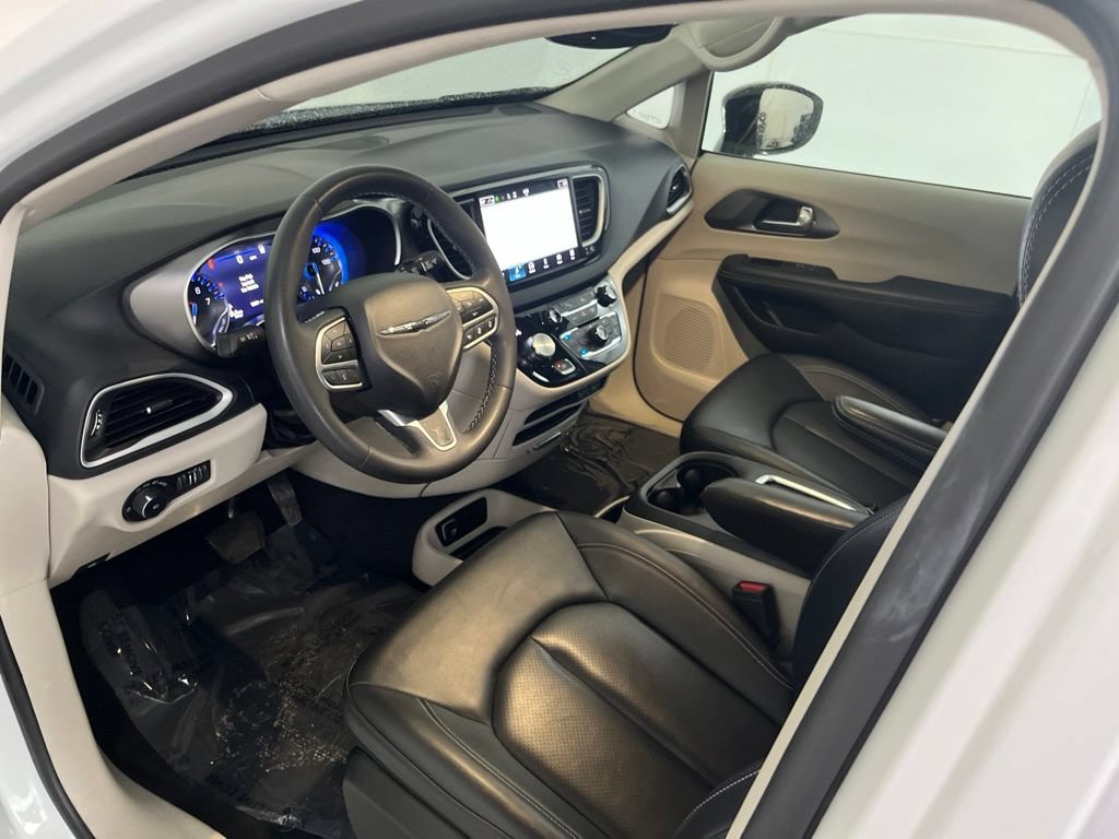 Used 2024 Chrysler Pacifica Touring-L FWD image 27