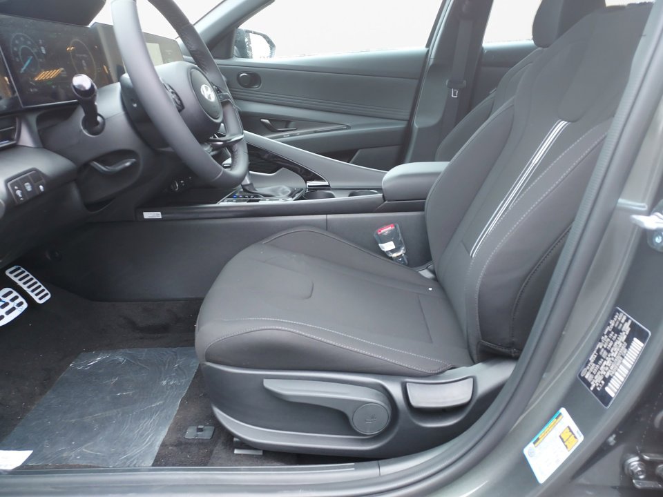 Certified 2025 Hyundai Elantra SEL image 8