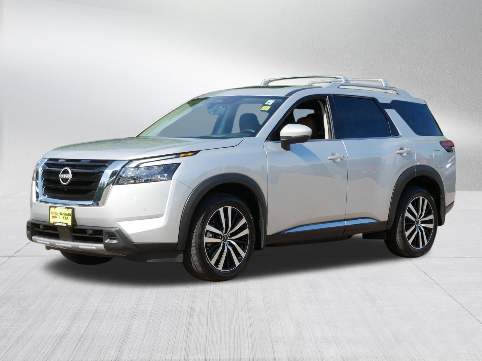 Certified 2025 Nissan Pathfinder Platinum AWD/4WD image 3