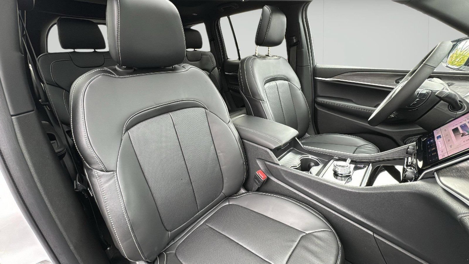 Used 2025 Jeep Grand Cherokee Limited w/ Luxury Tech Group II AWD/4WD image 3