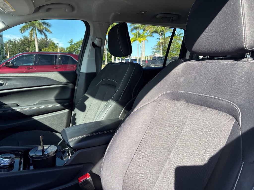 Used 2023 Jeep Grand Cherokee L Laredo RWD image 10