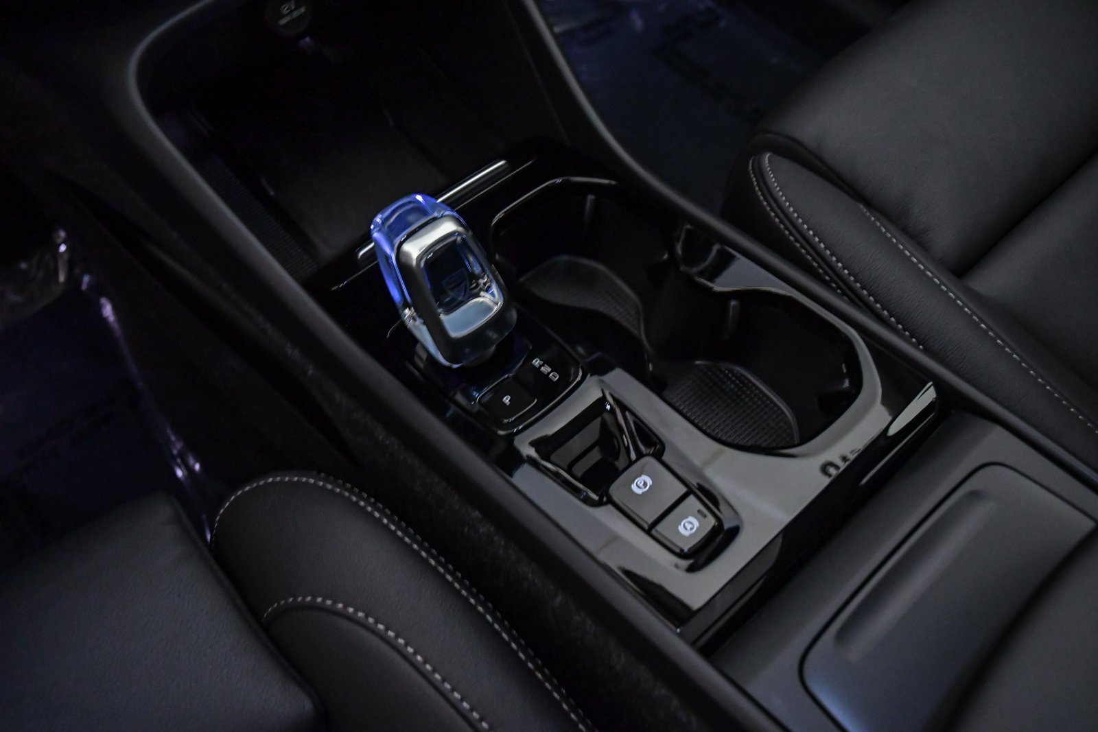 Used 2025 Volvo XC40 B5 Ultra w/ Climate Package image 23