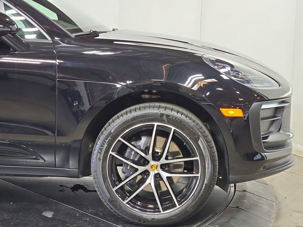 Certified 2025 Porsche Macan AWD/4WD image 11