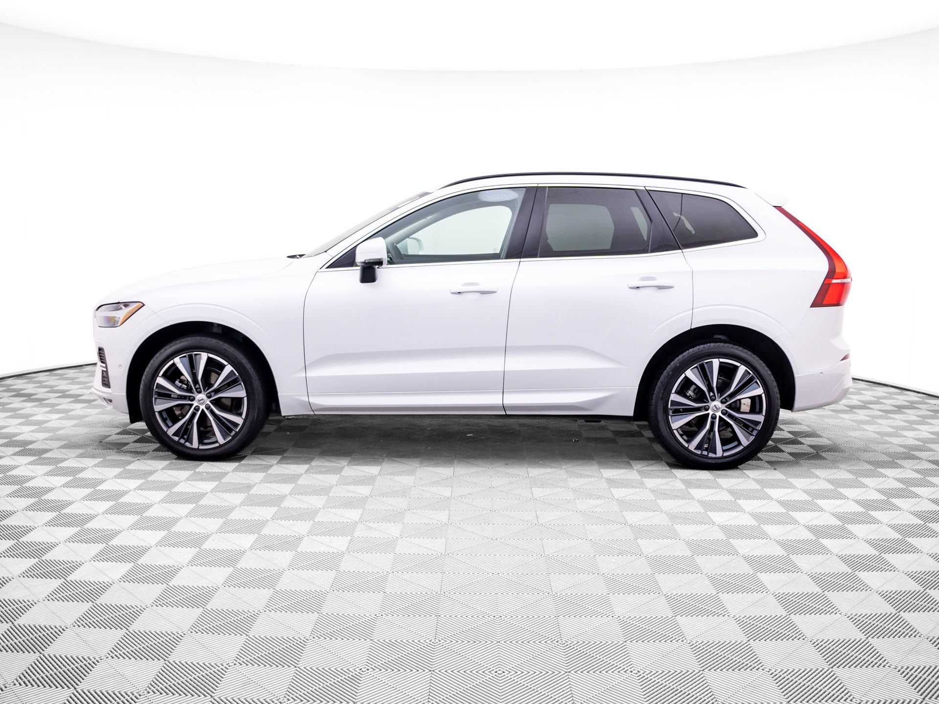 Used 2022 Volvo XC60 B5 Momentum w/ Advanced Package AWD/4WD image 2