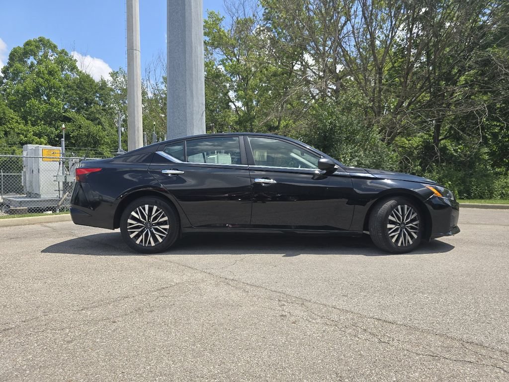 Used 2025 Nissan Altima 2.5 SV FWD image 13