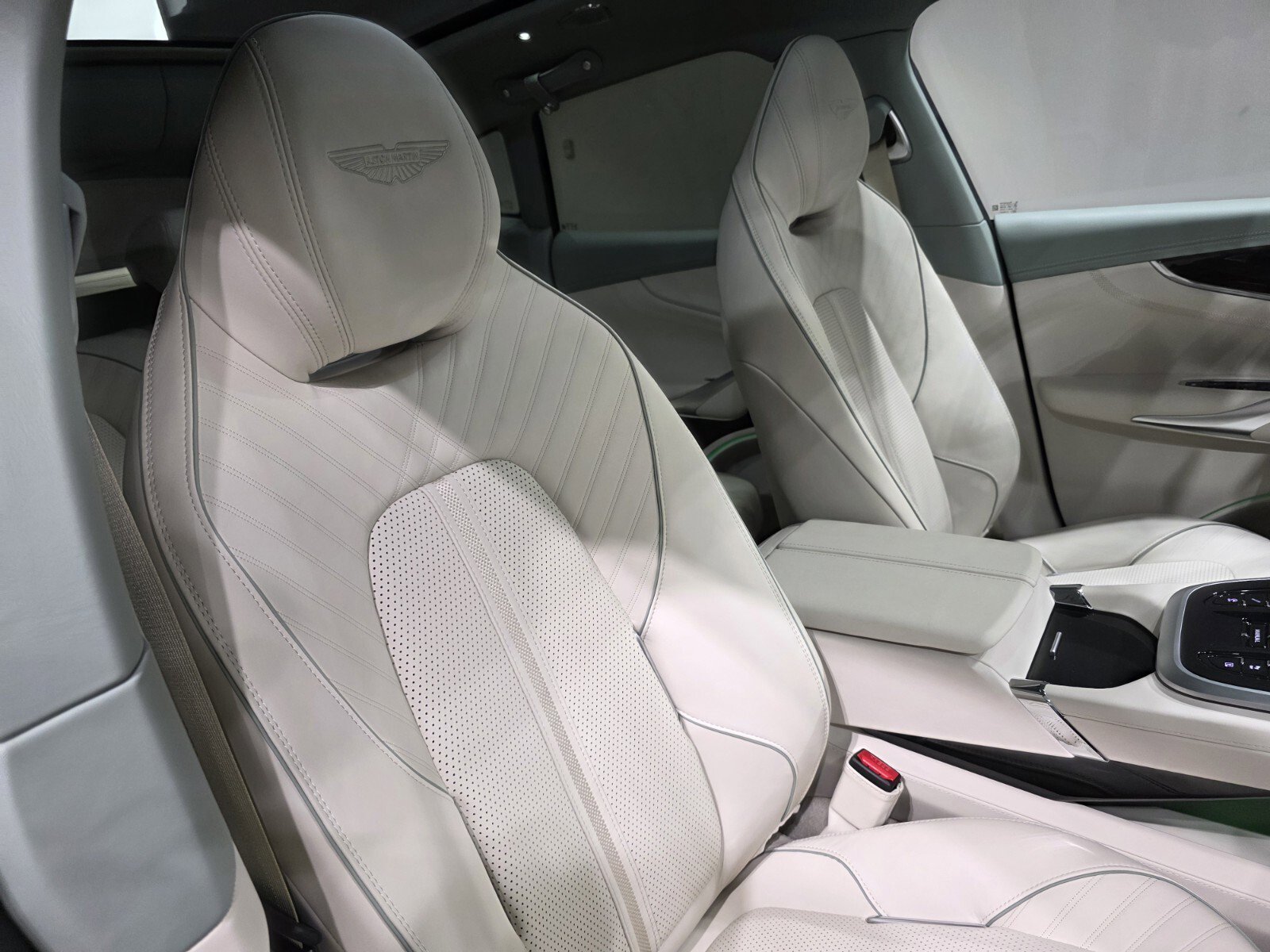 New 2026 Aston Martin DBX 707 image 25