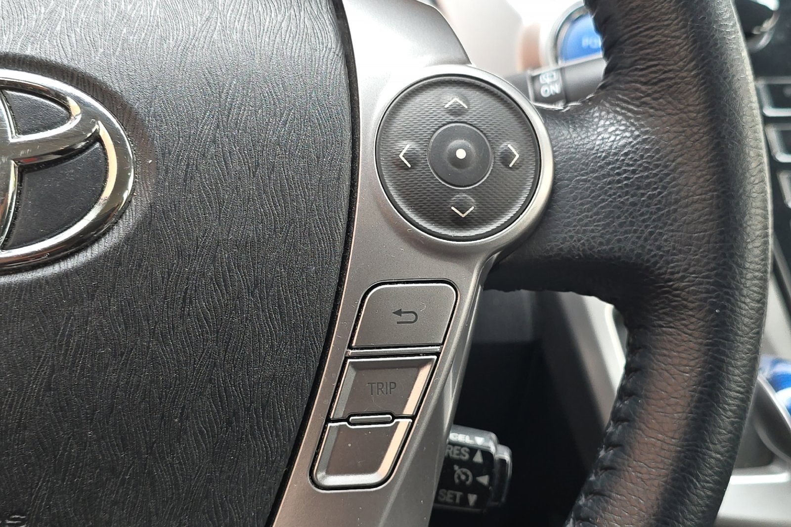 Used 2017 Toyota Prius V Four image 32