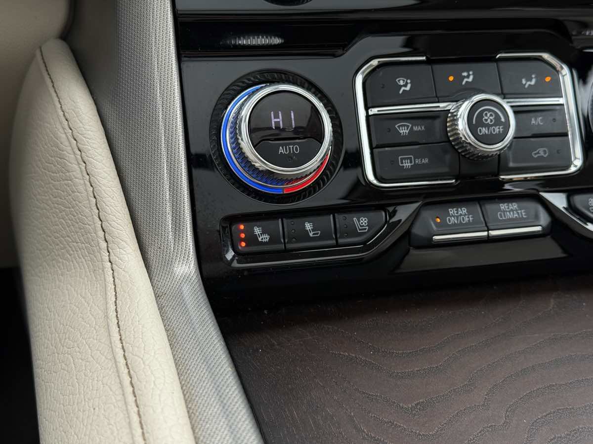 Used 2021 GMC Yukon XL Denali image 34