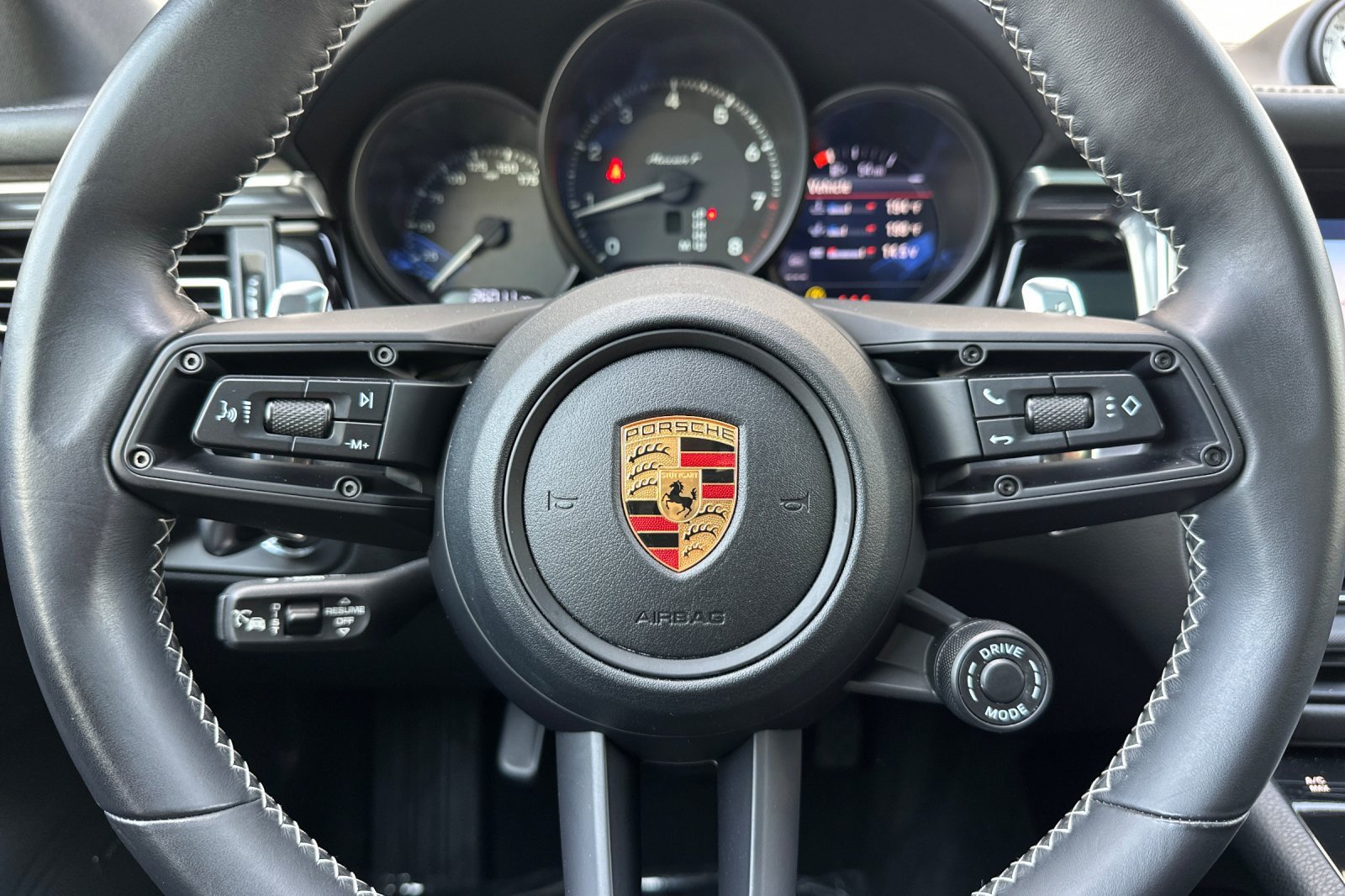 Used 2023 Porsche Macan AWD/4WD image 22