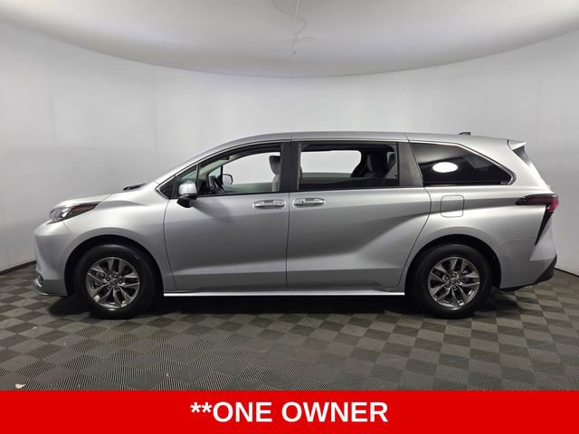 Used 2025 Toyota Sienna LE FWD image 6