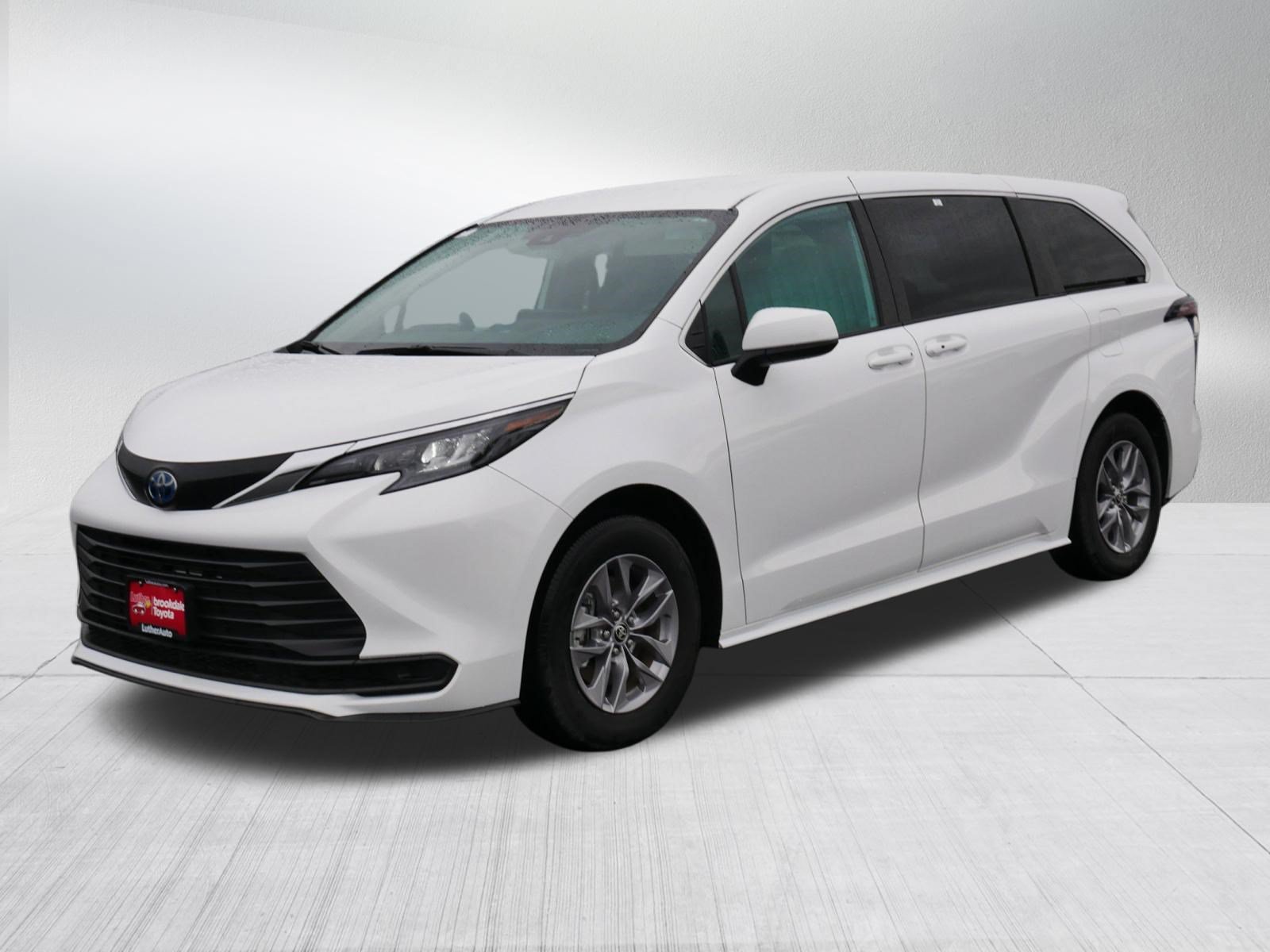 Certified 2025 Toyota Sienna LE FWD image 3