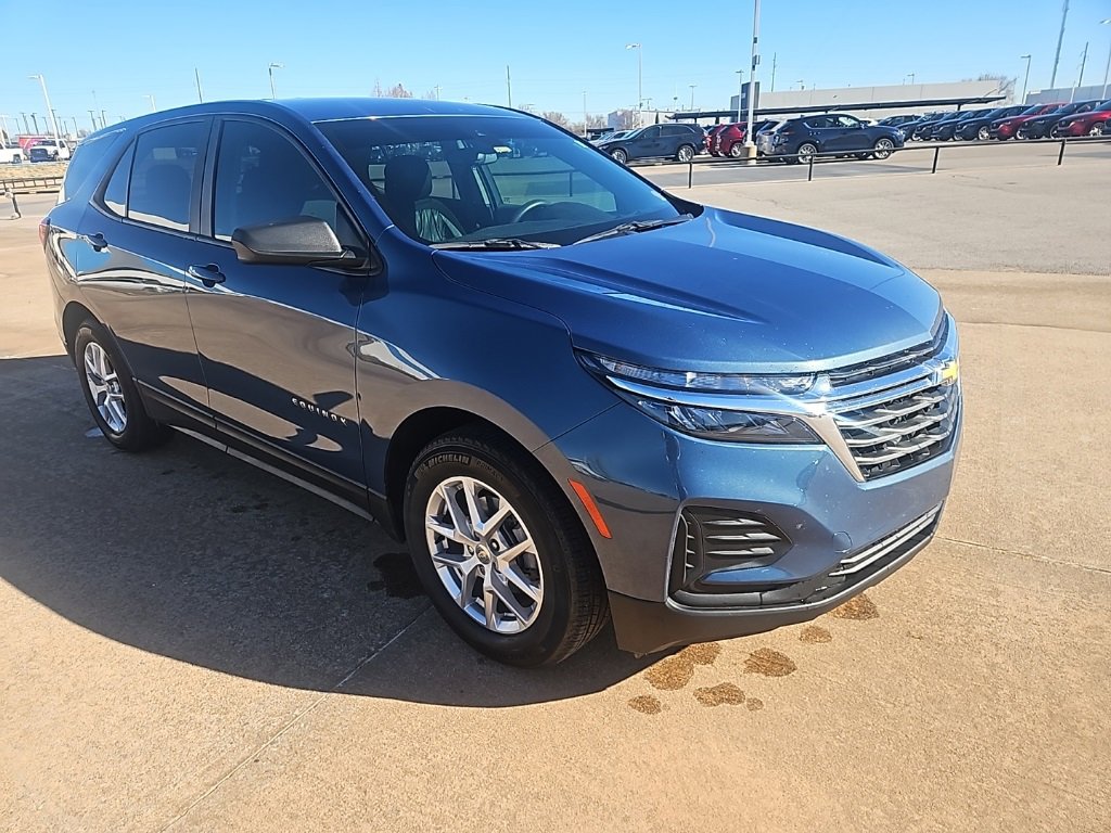 Used 2024 Chevrolet Equinox LS w/ LS Convenience Package image 2
