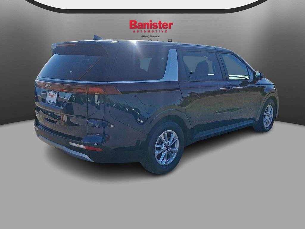 Used 2022 Kia Carnival LX image 4