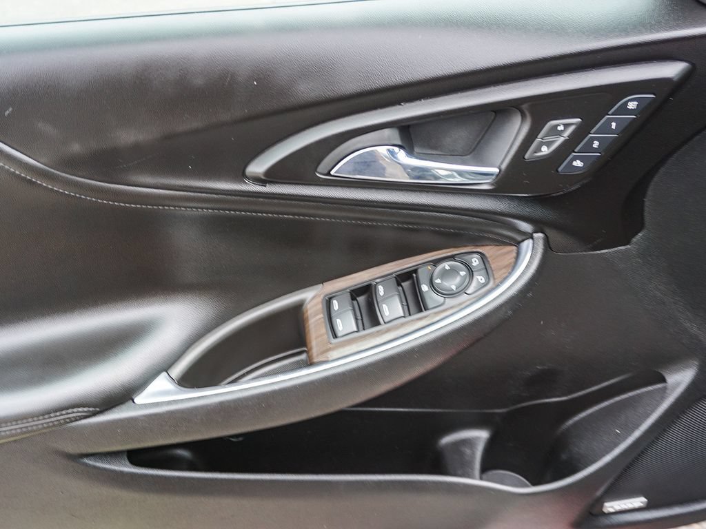 Used 2018 Chevrolet Malibu Premier w/ Premier Sun and Wheel Package FWD image 18