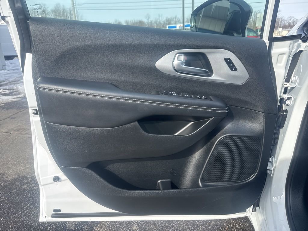 Used 2025 Chrysler Pacifica Limited FWD image 14