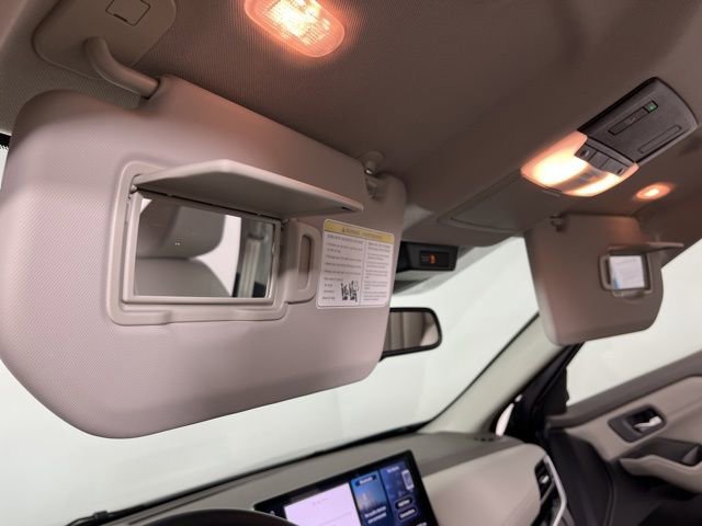 Used 2025 Nissan Rogue SL image 34