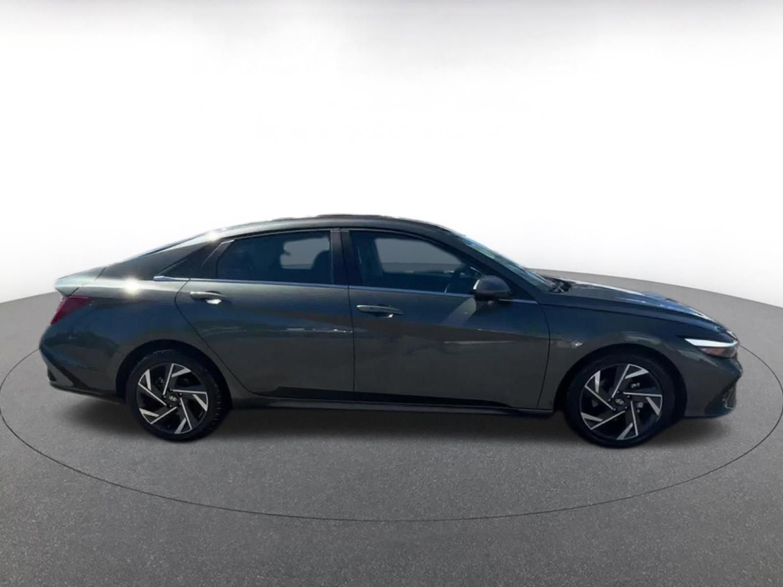 Used 2025 Hyundai Elantra SEL image 16