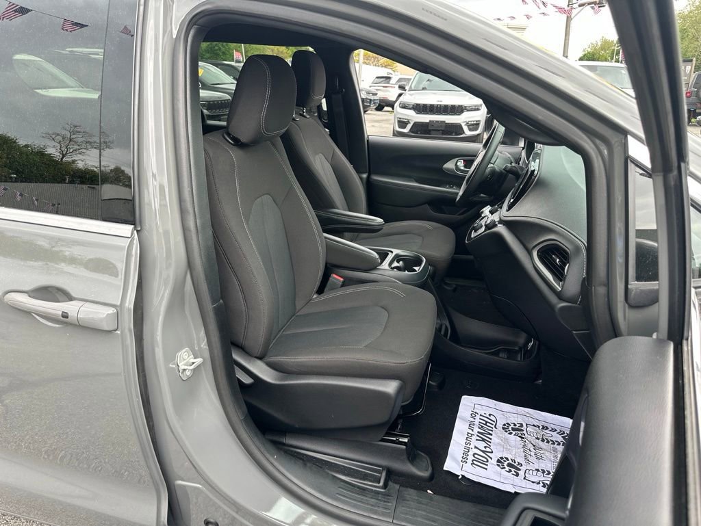 Used 2023 Chrysler Pacifica Touring FWD image 19