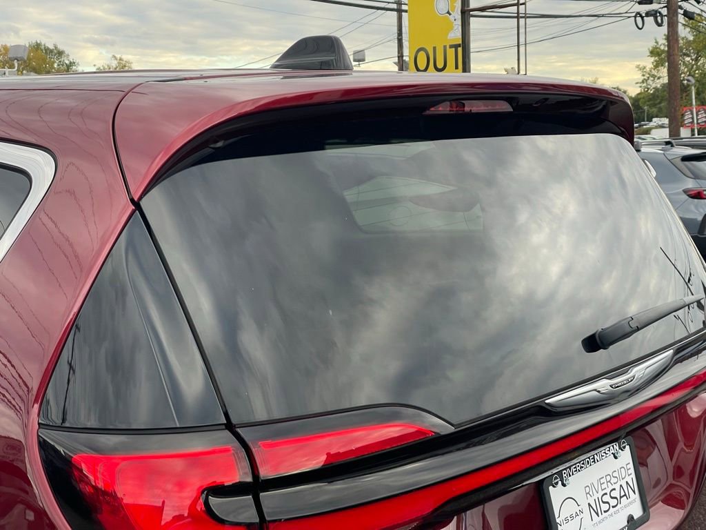 Used 2023 Chrysler Pacifica Touring-L image 35