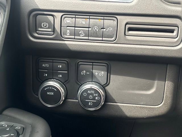 Used 2022 GMC Yukon XL AT4 AWD/4WD image 24