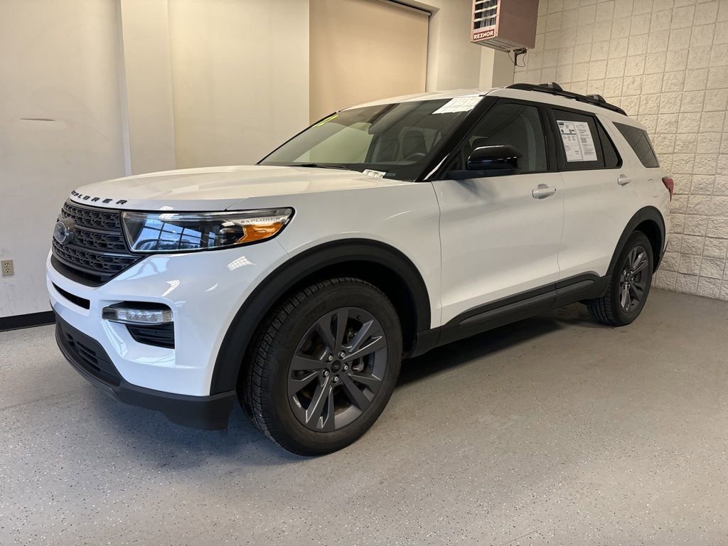 Used 2022 Ford Explorer XLT w/ Equipment Group 202A image 2