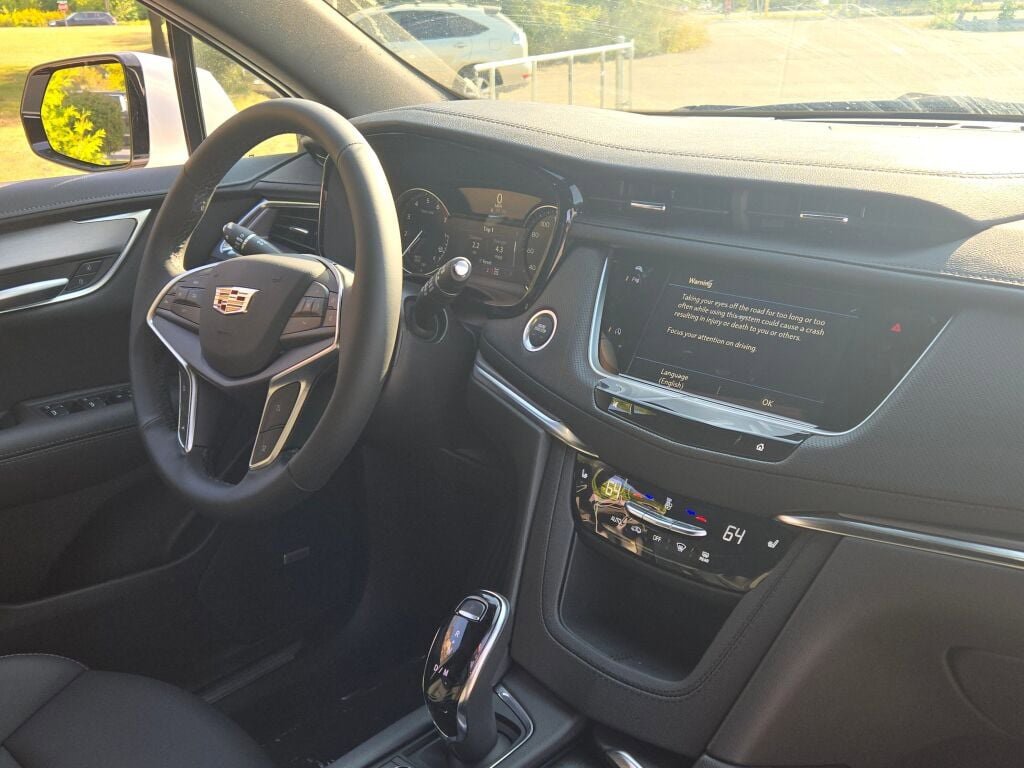 New 2025 Cadillac XT5 Luxury image 12