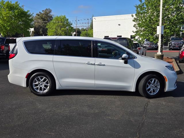 Used 2023 Chrysler Pacifica Touring-L FWD image 3